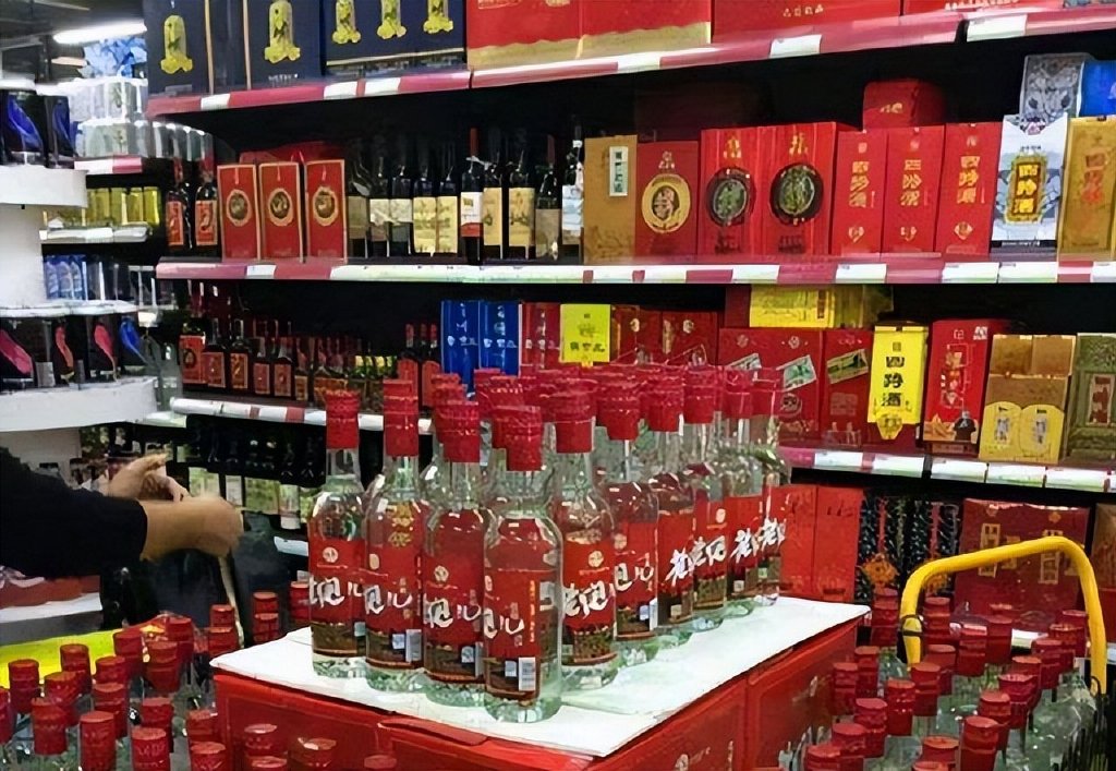 上海62岁富商晒酒柜，“引爆”朋友圈，3款便宜酒抢眼，行家:识货