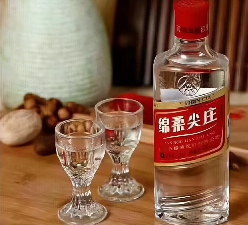 几款过气名酒，酒走茶凉，摆在货架底层无人看，行家买了当口粮