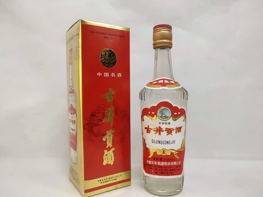 几款过气名酒，酒走茶凉，摆在货架底层无人看，行家买了当口粮